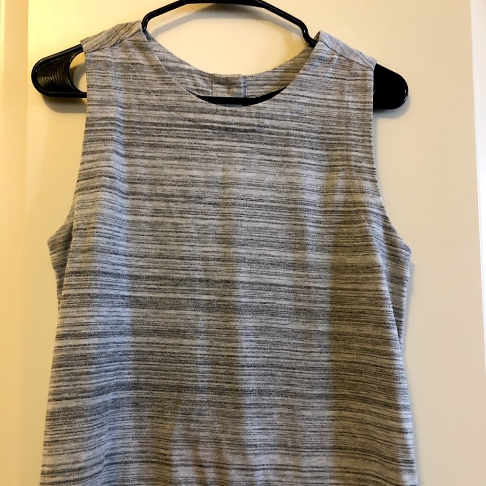 Gap space gray top with button back
